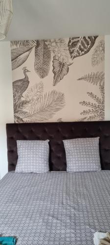 une chambre avec un lit avec deux oreillers dans l'établissement Coeur de ville, à Sète