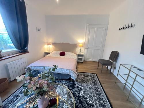 - une petite chambre avec un lit et une table dans l'établissement La cigale et la fourmi savoisienne - chambre chez l habitant, à Aix-les-Bains