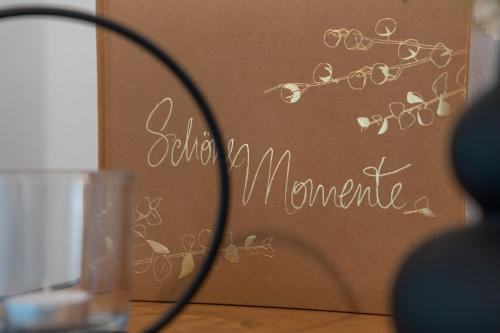 a wall with a sign that says better your memory at Ferienwohnung "Haffhafen" Hunde willkommen in Zirchow