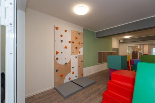 a climbing wall in a room with a climbing gym at Ferienwohnung "Haffhafen" Hunde willkommen in Zirchow