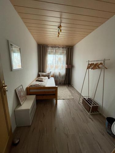 a bedroom with a bed in the corner of a room at Ruhige Ferienwohnung Zeithain in Zeithain
