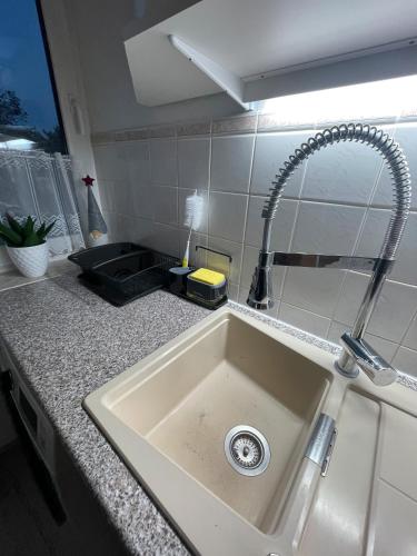 a kitchen sink with a faucet on a counter at Ruhige Ferienwohnung Zeithain in Zeithain