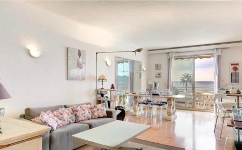 un salon avec un canapé et une table dans l'établissement Appartement Vue Panoramique - Croisette, à Cannes