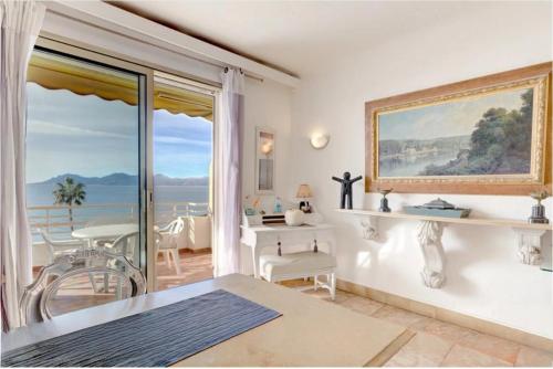 un salon avec vue sur l'océan dans l'établissement Appartement Vue Panoramique - Croisette, à Cannes