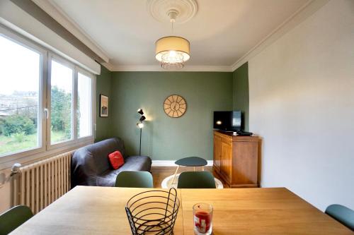 un salon avec une table et un canapé dans l'établissement La Baie, à Concarneau