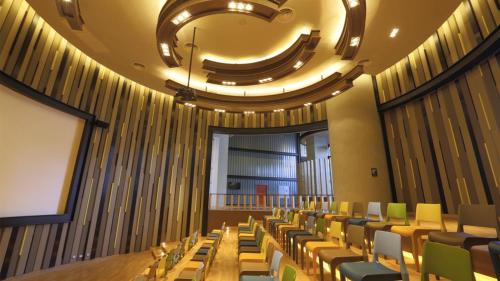a conference room with tables and chairs and a chandelier at Holiday Inn Pattaya by IHG in Pattaya Central