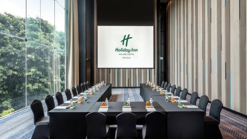 a conference room with a long table and chairs at Holiday Inn Pattaya by IHG in Pattaya Central