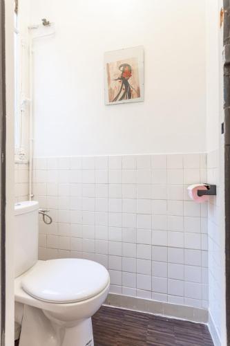 une salle de bain avec toilettes et un tableau au mur dans l'établissement Paris Eiffel Studio, à Paris