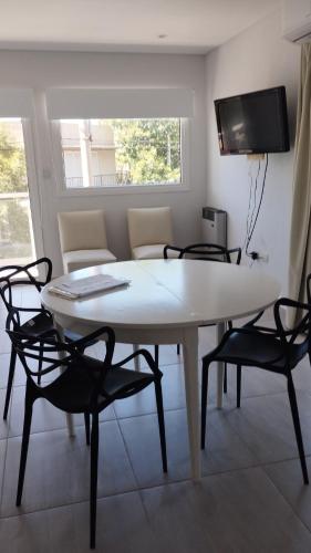 a white table and chairs in a living room at Estudio Urbano in Santa Rosa