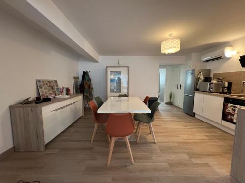 une cuisine et une salle à manger avec une table et des chaises dans l'établissement Spacieux T2 proche plage climatisé, à Mauguio