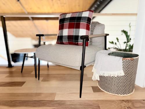 einen Stuhl mit einem karierten Kissen und einem Korb in der Unterkunft Mountain Inn Lodge 63 with Wintergreen Advantage in Wintergreen