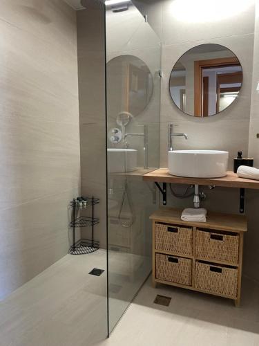 Un baño con lavabo y ducha de cristal. en Amdar 2BR Garden Apt EILAT, en Eilat