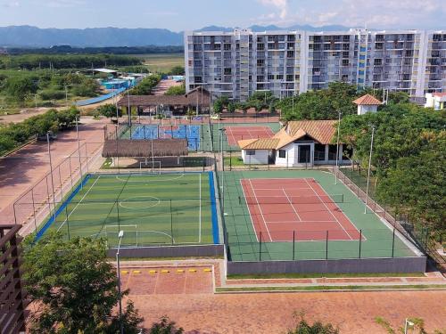 an aerial view of two tennis courts in a city at Extraordinario apartamento con BBQ in Ricaurte
