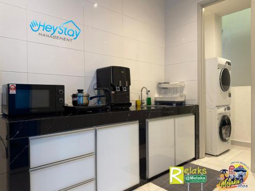 Kuchyň nebo kuchyňský kout v ubytování TheWave Residence By Heystay Management