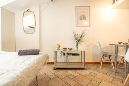 - une chambre avec un lit, une table et une table dans l'établissement Le Golden City, à Nice