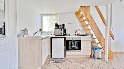 d'une cuisine avec cuisinière et évier et d'un escalier. dans l'établissement Le Golden City, à Nice