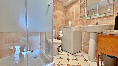 une salle de bain avec toilettes, lavabo et douche dans l'établissement Le Golden City, à Nice