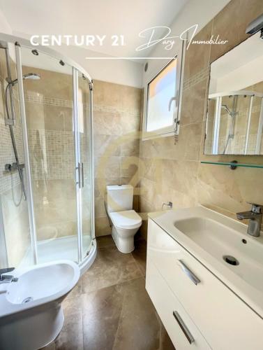 une salle de bain avec toilettes, douche et lavabo dans l'établissement Calvi T3 en triplex dans résidence avec piscine, à Calvi