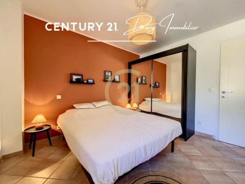 une chambre avec un grand lit et un miroir dans l'établissement Calvi T3 en triplex dans résidence avec piscine, à Calvi