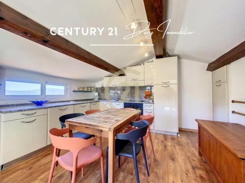 une cuisine avec une table et des chaises en bois dans l'établissement Calvi T3 en triplex dans résidence avec piscine, à Calvi