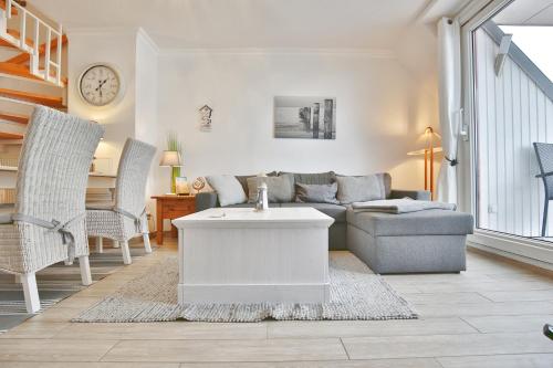 een woonkamer met een bank en een tafel bij Seebrücke Seebrücke Appartement 22 in Scharbeutz