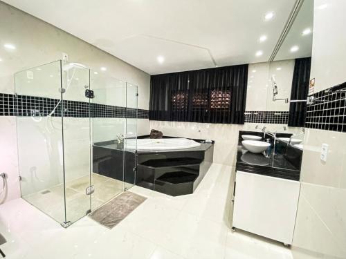 łazienka z prysznicem, umywalką i toaletą w obiekcie Villa 46 Luxury w mieście Natal