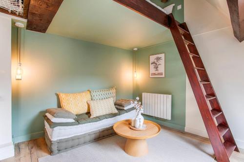 - un salon avec un canapé et une échelle dans l'établissement La Casa Amore - Atypical & Warm Hypercentre, à Caen