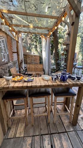 a wooden table with chairs on a patio at Mindfulness Glamping, Retiro de Yoga, Todo Incluido in Mexico City