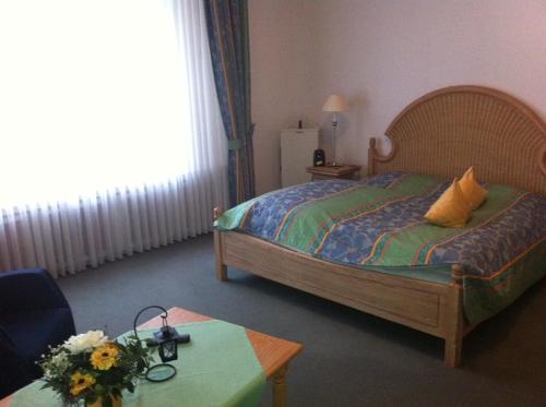 Tempat tidur dalam kamar di Gästehaus Villa Wolff