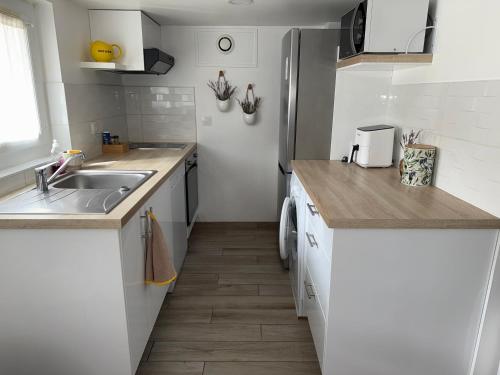 une cuisine avec un évier et un plan de travail dans l'établissement Appartement dans les calanques Marseille, à Marseille