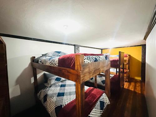 a bedroom with two bunk beds in a room at Confort Home Apartamentos Vacacionales in Baños