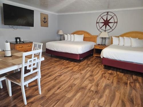 Postel nebo postele na pokoji v ubytování Captain's Inn and Suites