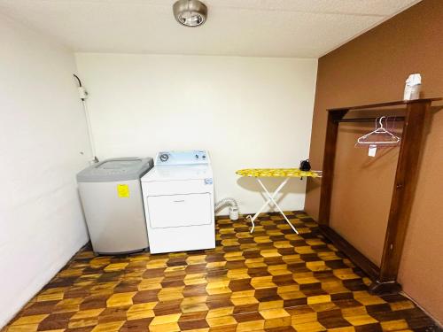 a laundry room with a washer and dryer in a room at Confort Home Apartamentos Vacacionales in Baños