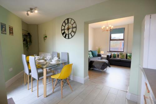 a dining room and living room with a table and chairs at 2 Bed Home-Cheltenham-Sleeps 6-Work or Leisure in Cheltenham