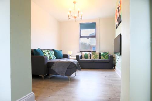 a living room with a couch and a tv at 2 Bed Home-Cheltenham-Sleeps 6-Work or Leisure in Cheltenham