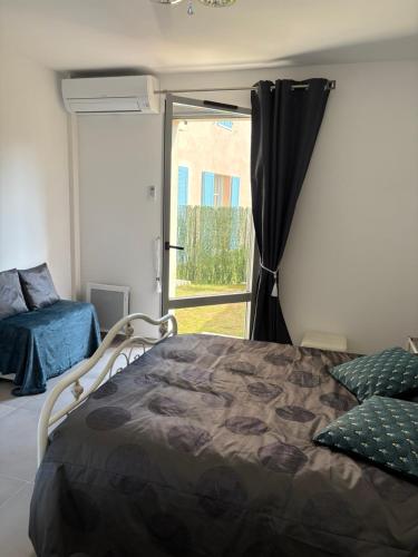 En eller flere senge i et værelse på Appartement climatisé avec jardin 4 personnes