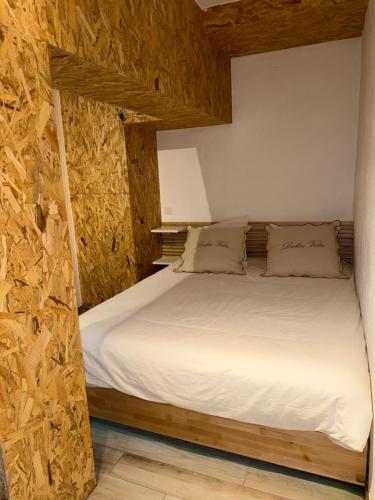 une chambre avec un lit dans un mur en bois dans l'établissement Appartement dans les calanques Marseille, à Marseille