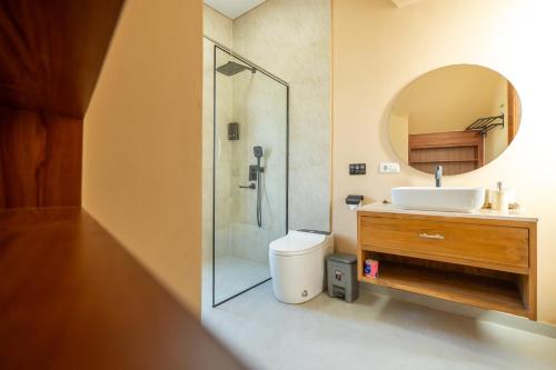 Bilik mandi di Lemon Tree Hotel Bali