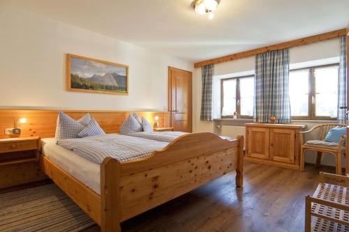 Postel nebo postele na pokoji v ubytování Hausernhof - Chiemgau Karte