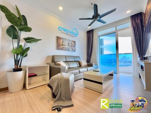 Posezení v ubytování TheWave Residence By Heystay Management