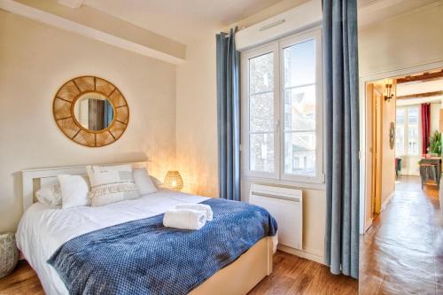 une chambre avec un lit et une grande fenêtre dans l'établissement La Casa Bella — Parking privé & vue sur l'abbaye, à Caen