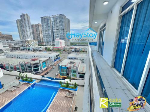 Bazén v ubytování TheWave Residence By Heystay Management nebo v jeho okolí