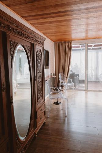 a living room with a large mirror and a table at Puerto Dijama Hotel Boutique in Carmelo