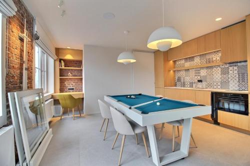 a dining room with a pool table in it at Bee Happy Loft Welness in Huy