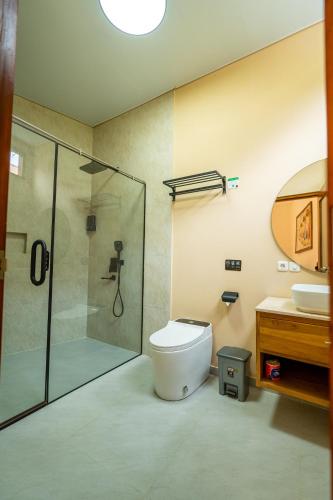 Bilik mandi di Lemon Tree Hotel Bali