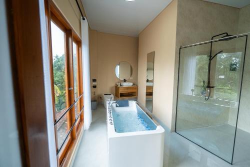 Bilik mandi di Lemon Tree Hotel Bali