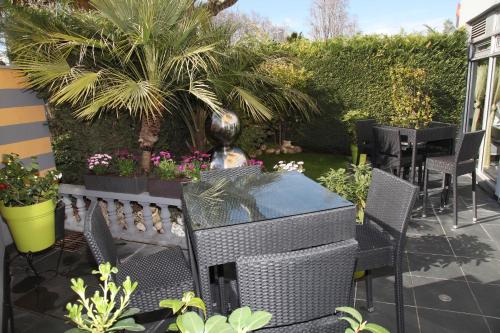 a patio with a table and chairs and plants at Hotel Ibis Budget Nice Palais Nikaia in Nice