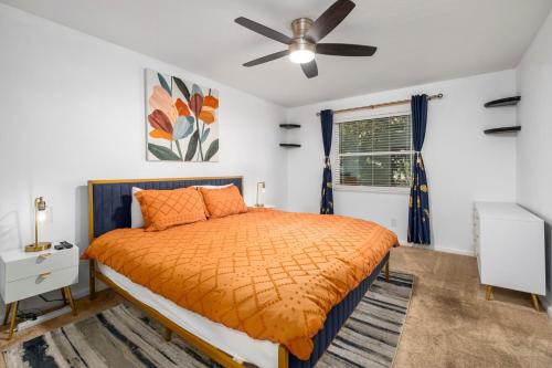 Ένα ή περισσότερα κρεβάτια σε δωμάτιο στο Family friendly - Fire pit -4 min to UF - Spacious