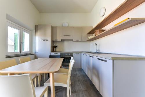 Il Quartiere apt Giglioにあるキッチンまたは簡易キッチン