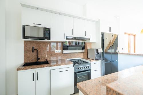 Dapur atau dapur kecil di Lemon Tree Hotel Bali